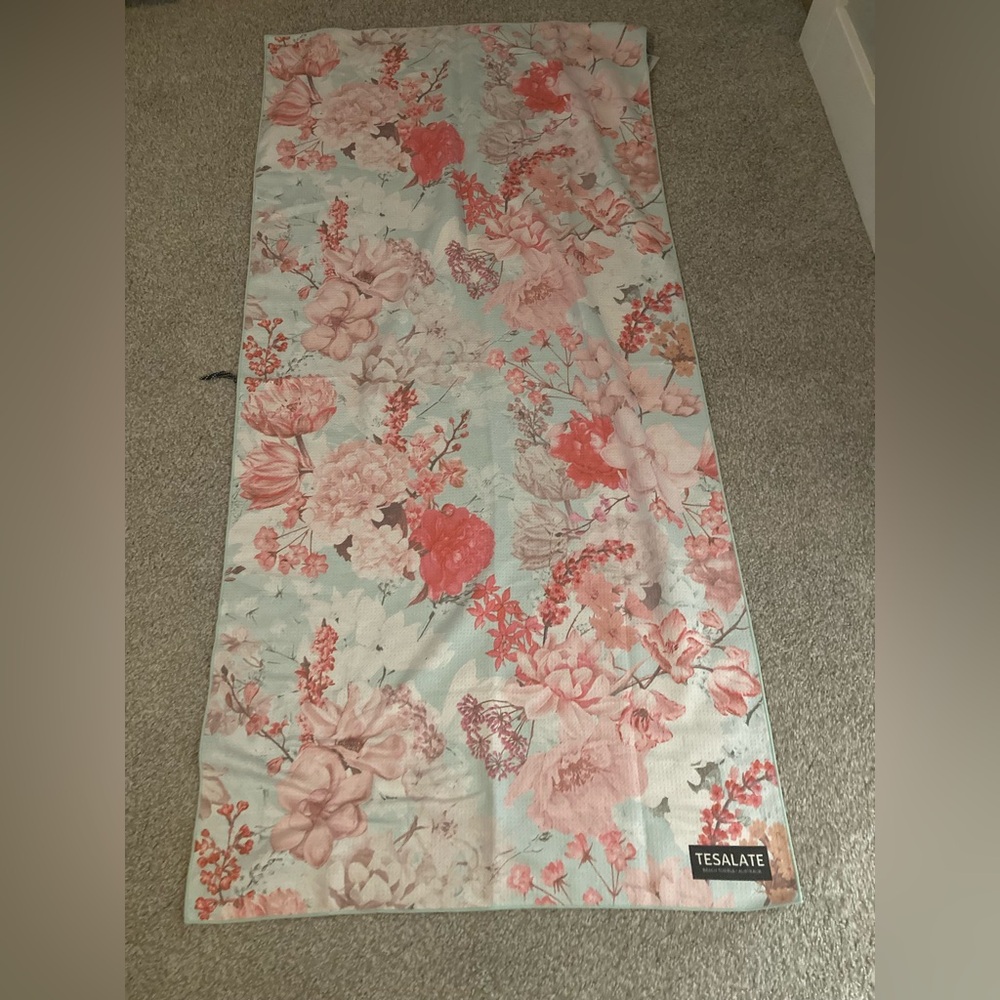 Tesalate Towel 30” x 60” Reversible sand resistant with carrying bag